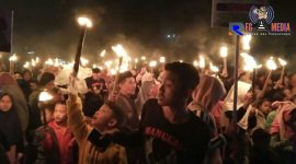 Antusias warga mengikuti pawai obor dalam memperingati tahun baru islam.