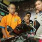Tersangka pengedar pil koplo dan juga barang bukti lain berupa motor sport saat pers release di Markas Tim Cobra.