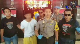 Kapolres Lumajang (AKBP Muhammad Arsal Sahban) saat menunjukkan senjata tajam jenis celurit yang digunakan pelaku pembacokan.