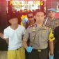 Kapolres Lumajang (AKBP Muhammad Arsal Sahban) saat menunjukkan senjata tajam jenis celurit yang digunakan pelaku pembacokan.