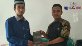 Simbolis penyerahan buku oleh ketua FLP cabang Bangkalan, Syamsul Arifin