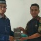 Simbolis penyerahan buku oleh ketua FLP cabang Bangkalan, Syamsul Arifin