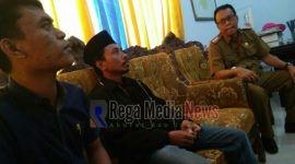 Warga Desa Kemuning saat mendatangi Camat Tragah