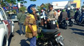 Kepolisian saat berhentikan pengendara R2 di Jl. A Yani alun alun Bangkalan.