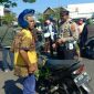 Kepolisian saat berhentikan pengendara R2 di Jl. A Yani alun alun Bangkalan.