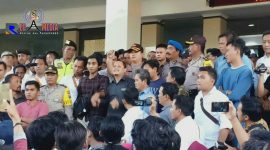 Warek III UTM Agung Ali Fahmi bergandengan tangan dengan ketua HMI Bangkalan Efendi 