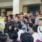 Warek III UTM Agung Ali Fahmi bergandengan tangan dengan ketua HMI Bangkalan Efendi 