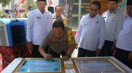 Kenakan kecamata, Rektor UTM Dr. Drs. Ec. H. Muh. Syarif M.Si, dengan Kapolres Bangkalan AKBP Boby Pa'ludin Tambunan saat meresmikan pos pengamanan terpadu di Desa Pandebah