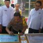 Kenakan kecamata, Rektor UTM Dr. Drs. Ec. H. Muh. Syarif M.Si, dengan Kapolres Bangkalan AKBP Boby Pa'ludin Tambunan saat meresmikan pos pengamanan terpadu di Desa Pandebah