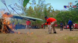 Saat berlangsungnya simulasi penanganan peristiwa kebakaran hutan dan lahan.