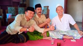 Mohammad Juhar dan Bambang Aripurwanto saat menyerahkan berkas dikantor P2KD Gunung Rancak
