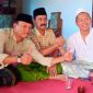 Mohammad Juhar dan Bambang Aripurwanto saat menyerahkan berkas dikantor P2KD Gunung Rancak