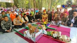 Berlangsungnya tradisi grebek syuro di Desa Sumbermujur, Kabupaten Lumajang.
