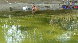 Terlihat salah satu warga menggunakan sisa air kotor yang berada di sungai.
