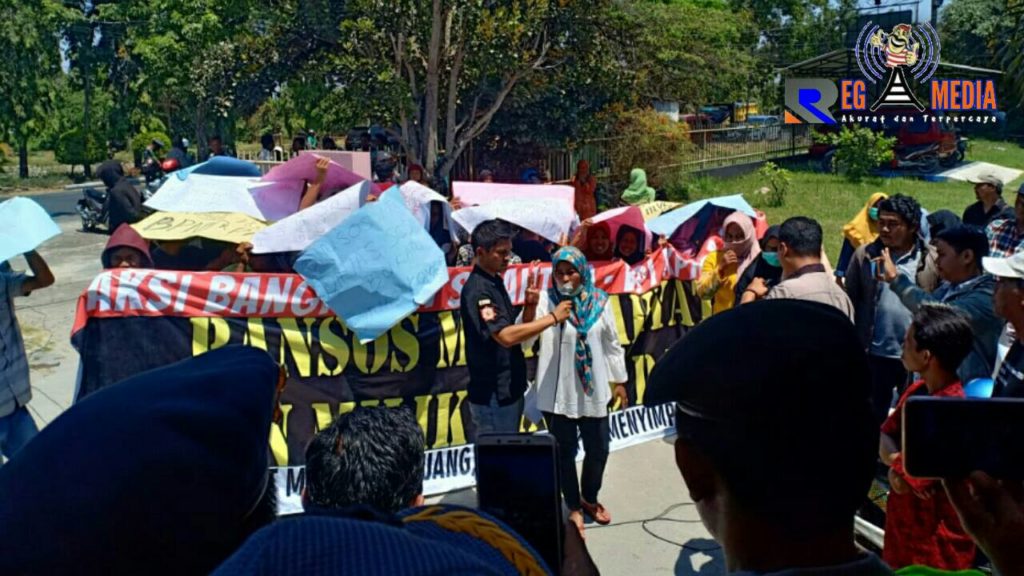 Diduga Ada Kongkalikong, Massa Demo BRI dan Dinsos Bangkalan