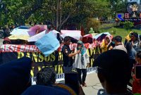 Massa saat melakukan aksi unjuk rasa di depan Bank BRI Cabang Bangkalan.