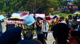 Massa saat melakukan aksi unjuk rasa di depan Bank BRI Cabang Bangkalan.