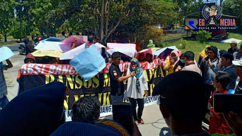Massa saat melakukan aksi unjuk rasa di depan Bank BRI Cabang Bangkalan.