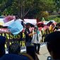 Massa saat melakukan aksi unjuk rasa di depan Bank BRI Cabang Bangkalan.