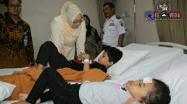 Bupati Purwakarta (Anne Ratna Mustika) saat menjenguk korban kecelakaan maut Tol Cipularang.