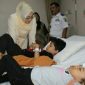 Bupati Purwakarta (Anne Ratna Mustika) saat menjenguk korban kecelakaan maut Tol Cipularang.