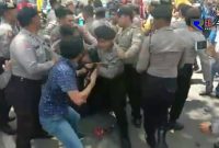 Terlihat salah satu mahasiswa diseret oleh pihak kepolisian saat aksi unras tolak kenaikan iuran BPJS berlangsung ricuh.