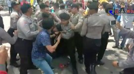 Terlihat salah satu mahasiswa diseret oleh pihak kepolisian saat aksi unras tolak kenaikan iuran BPJS berlangsung ricuh.