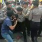 Terlihat salah satu mahasiswa diseret oleh pihak kepolisian saat aksi unras tolak kenaikan iuran BPJS berlangsung ricuh.