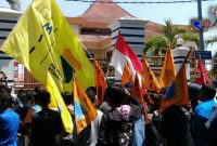 Gabungan aktivis mahasiswa saat melakukan aksi penolakan kenaikan iuran BPJS, didepan kantor DPRD Sampang.