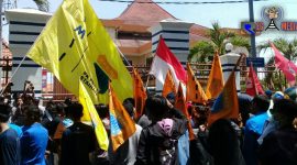 Gabungan aktivis mahasiswa saat melakukan aksi penolakan kenaikan iuran BPJS, didepan kantor DPRD Sampang.