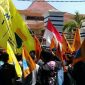 Gabungan aktivis mahasiswa saat melakukan aksi penolakan kenaikan iuran BPJS, didepan kantor DPRD Sampang.