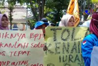 Terlihat para mahasiswa membentangkan dan membawa poster bertuliskan penolakan terhadap dinaikkannya iuran BPJS oleh Pemerintah.