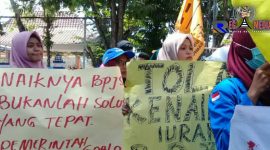 Terlihat para mahasiswa membentangkan dan membawa poster bertuliskan penolakan terhadap dinaikkannya iuran BPJS oleh Pemerintah.