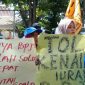Terlihat para mahasiswa membentangkan dan membawa poster bertuliskan penolakan terhadap dinaikkannya iuran BPJS oleh Pemerintah.