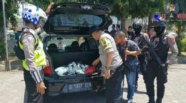 Tim Cobra Polres Lumajang saat menggeledah mobil yang ditinggalkan pria mesterius.
