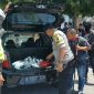 Tim Cobra Polres Lumajang saat menggeledah mobil yang ditinggalkan pria mesterius.