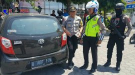 Mobil milik pria misterius yang terparkir dihalaman salah satu hotel di Lumajang.