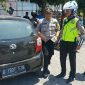 Mobil milik pria misterius yang terparkir dihalaman salah satu hotel di Lumajang.
