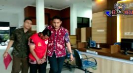 Tersangka EP saat hendak ditahan di rutan klas IIB Sampang.