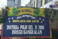 Terlihat karangan bunga ucapan berduka cita untuk Brigadir I Dewa Gede Alit.