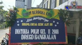 Terlihat karangan bunga ucapan berduka cita untuk Brigadir I Dewa Gede Alit.