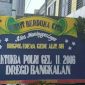 Terlihat karangan bunga ucapan berduka cita untuk Brigadir I Dewa Gede Alit.