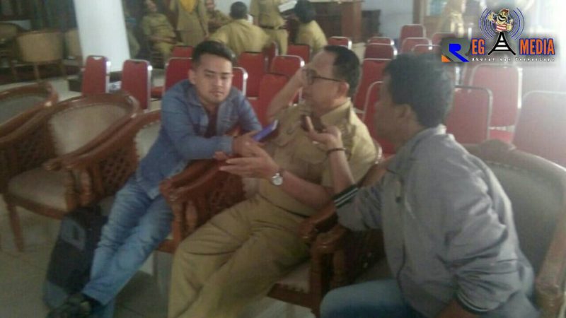 Bupati Blitar (Drs. H. Rijanto, MM) saat diwawancara awak media usai kegiatan pra pemaparan SAKIP.