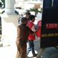 Dua tersangka kasus proyek RKB SMPN 2 Ketapang, berinisial DH dan S saat digelandang pihak Kejaksaan ke mobil tahanan Kejari.