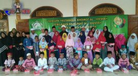 Pengurus Yayasan Fastabiqul Khoirot Alhikmah pose bersama dengan anak yatim yang mendapatkan santunan.