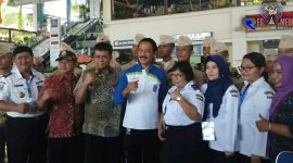 Pose bersama Kepala Dinas Perhubungan Provinsi Jawa Timur (Fattah Jasin).