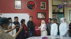Dwi Astutik saat menyerahkan formulir pencalonan Walikota Surabaya ke kantor PDIP.