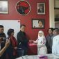 Dwi Astutik saat menyerahkan formulir pencalonan Walikota Surabaya ke kantor PDIP.