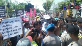 Masyarakat saat menggelar aksi demonstrasi dan ditemui pihak Kejaksaan Negeri Sampang.