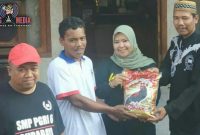 Politisi PKB Hj.Camelia Habiba saat memberikan bantuan sembako kepada korban kebakaran di Surabaya.